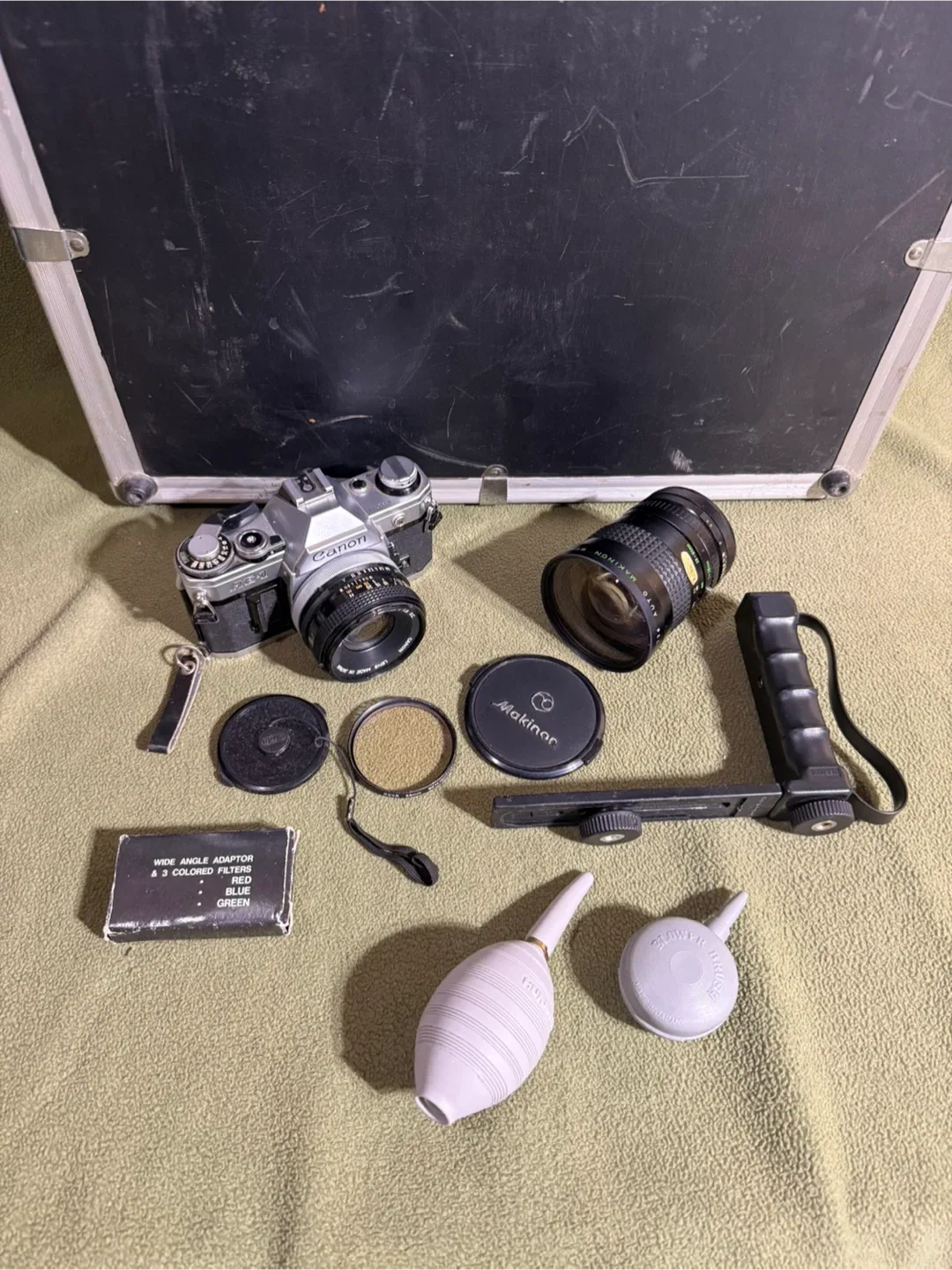 Vintage Canon 35mm Camera w/Accessories
