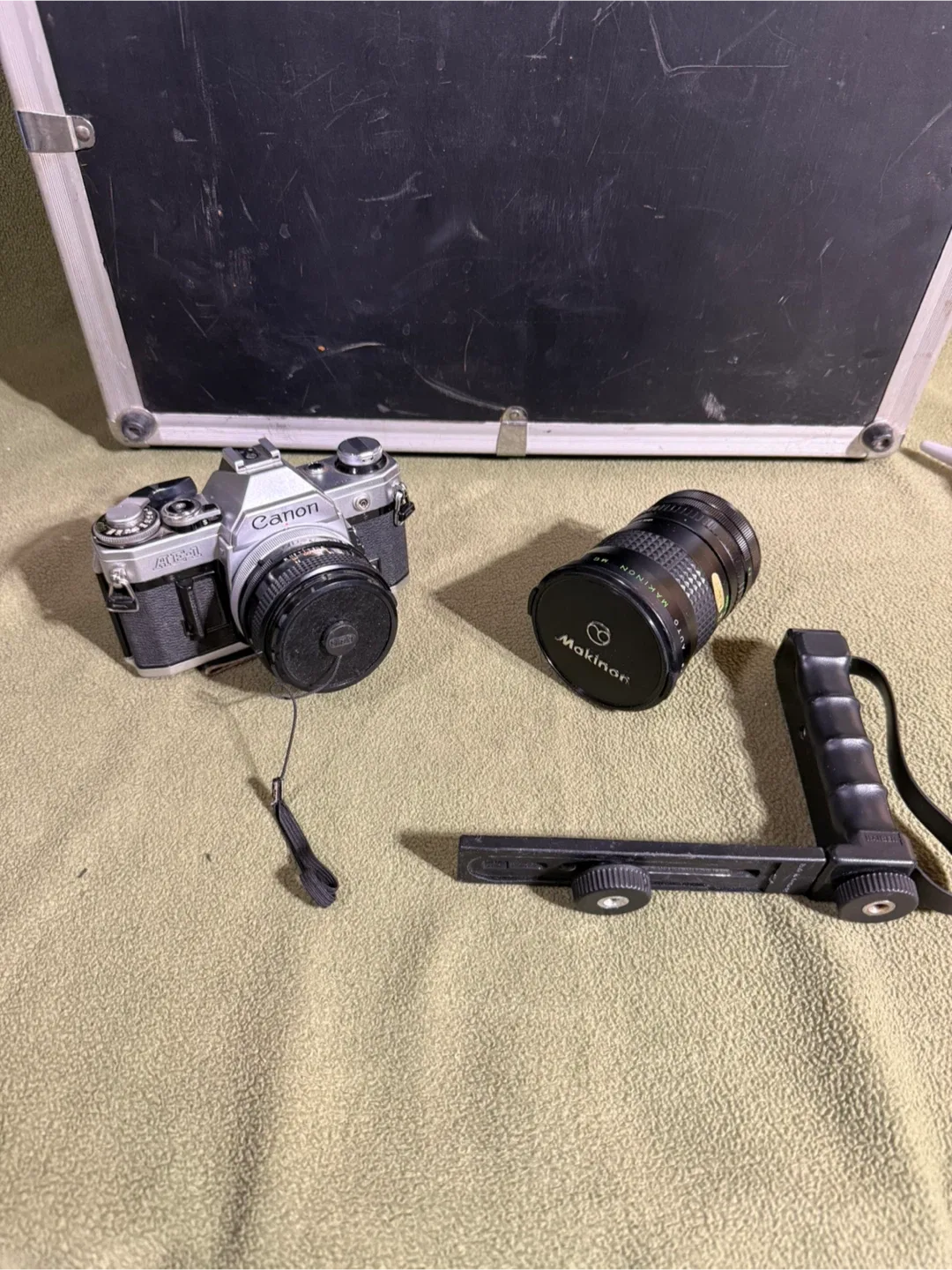 Vintage Canon 35mm Camera w/Accessories image indicator(4)