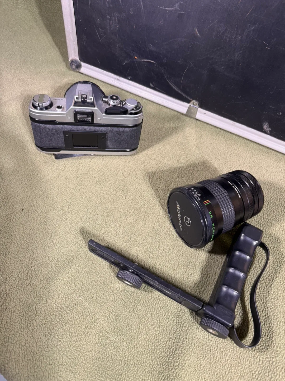 Vintage Canon 35mm Camera w/Accessories image indicator(8)