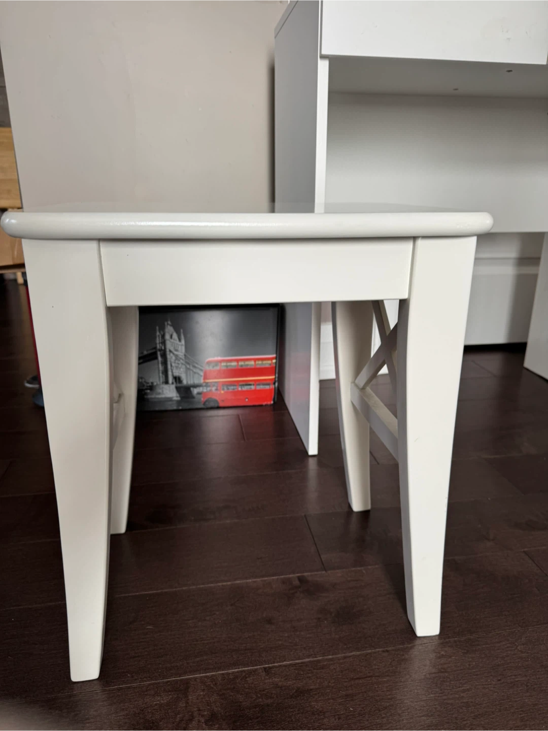 white vanity with chair and lamp - photo 5