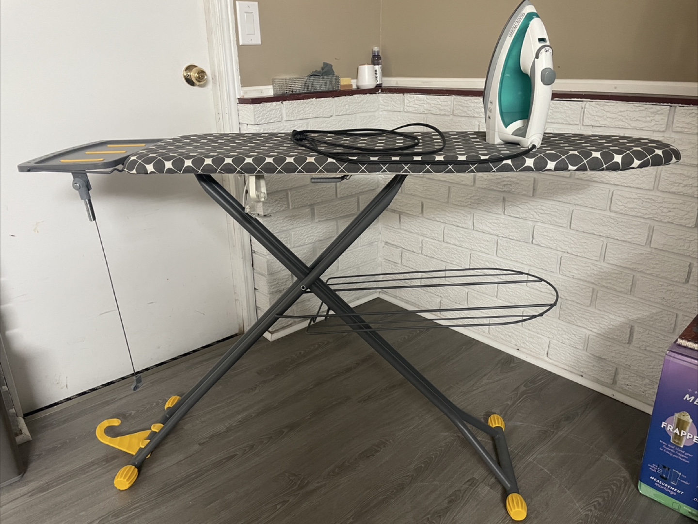 Ironing Board with Black+Decker Iron box - photo 2