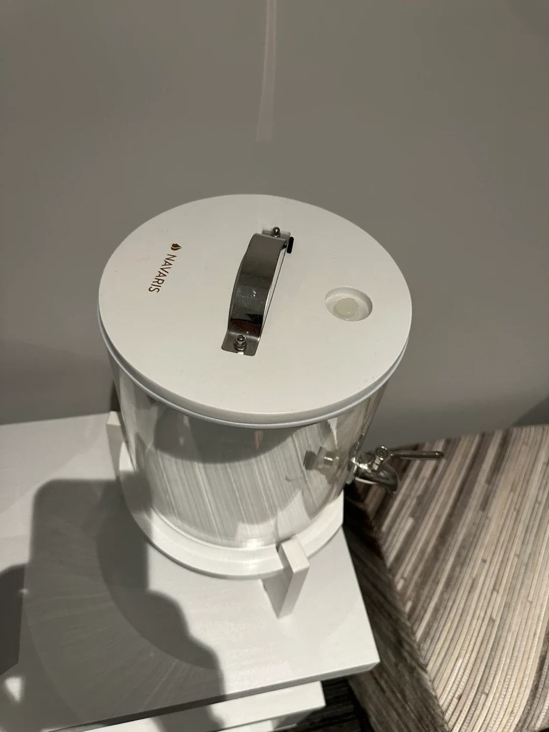 Navaris 1.3 Gallon Beverage Dispenser with Stand image indicator(4)