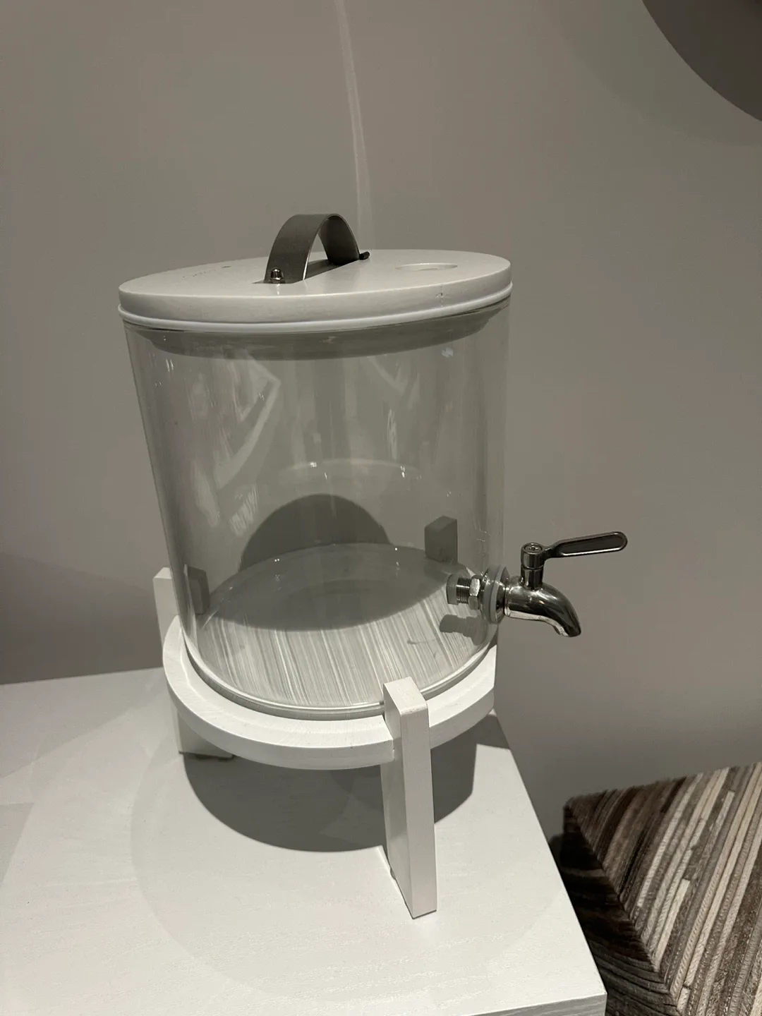 Navaris 1.3 Gallon Beverage Dispenser with Stand image indicator(3)