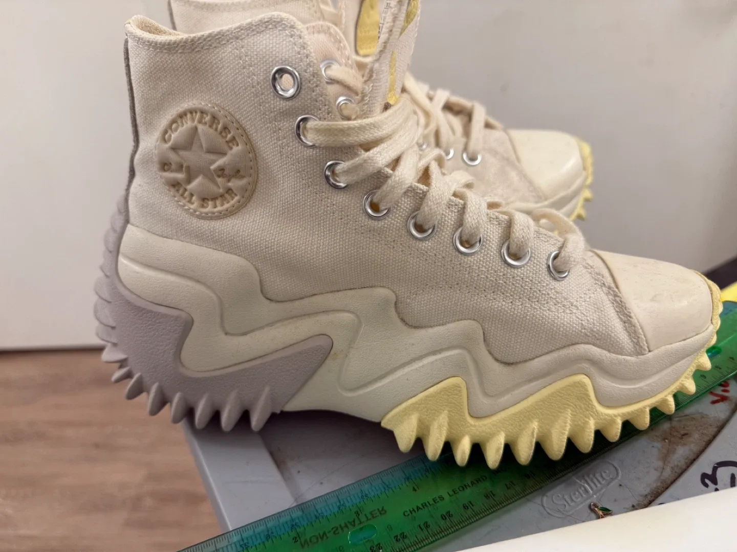 Converse A00874C Unisex Sneakers - Size 8 Women's image indicator(2)