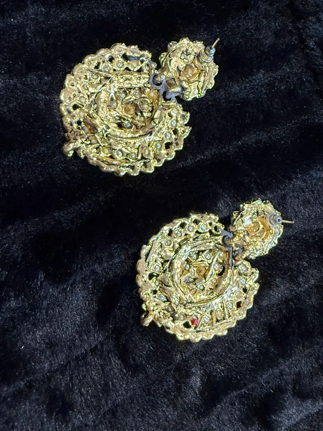 Gold Tone Dangle Earrings image indicator(4)