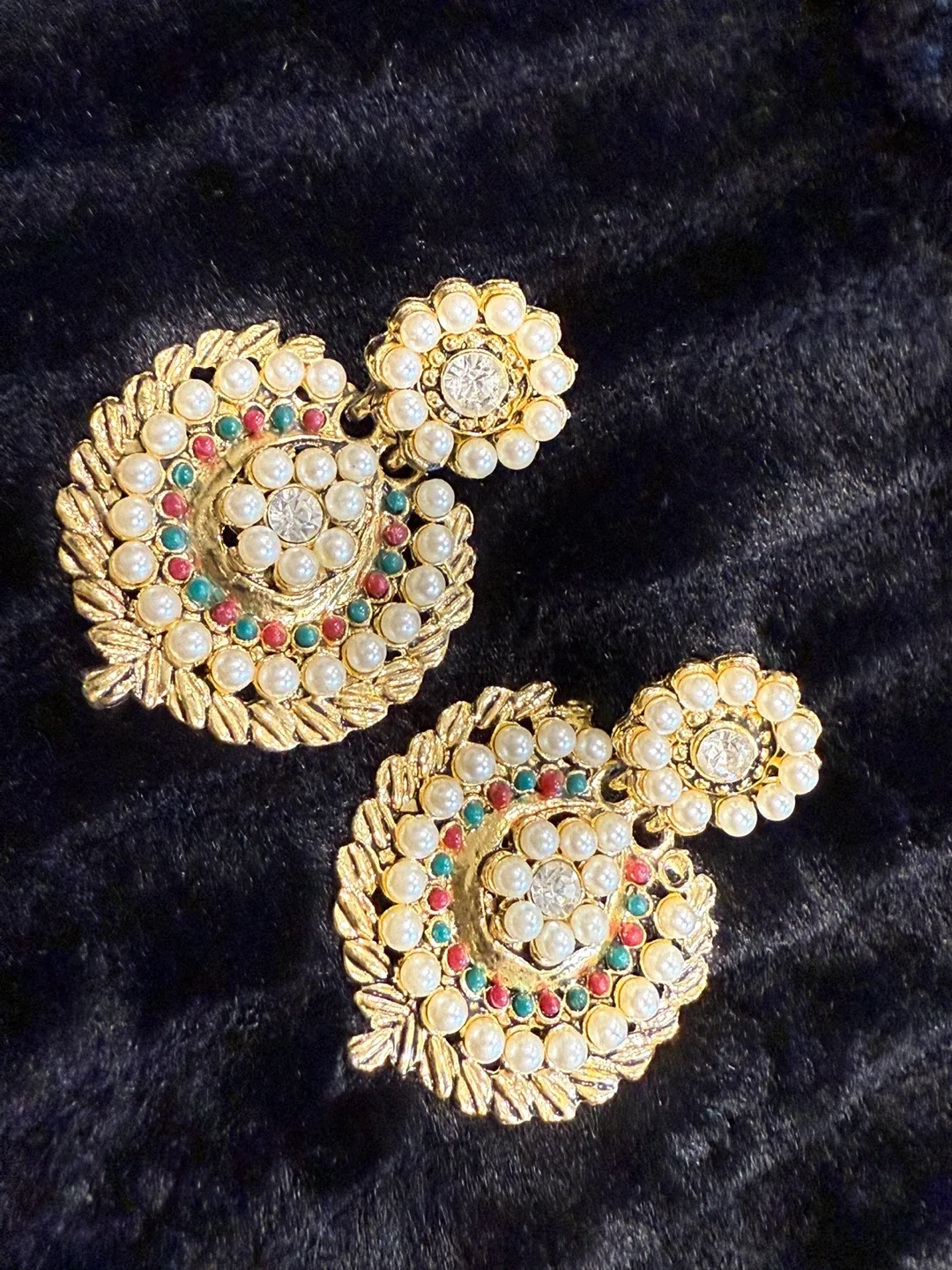 Gold Tone Dangle Earrings image indicator(2)