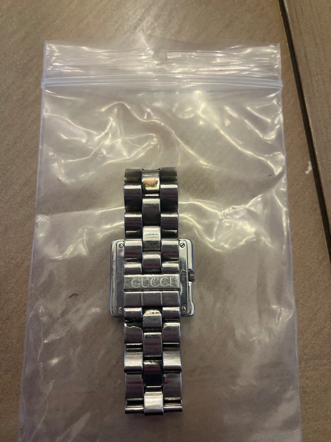 Gucci men’s watch image indicator(2)