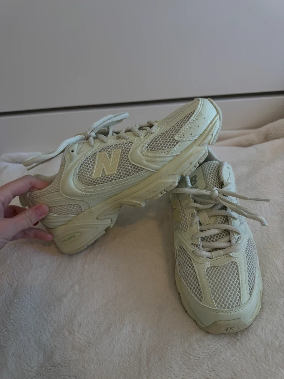 New Balance sneakers image indicator(2)