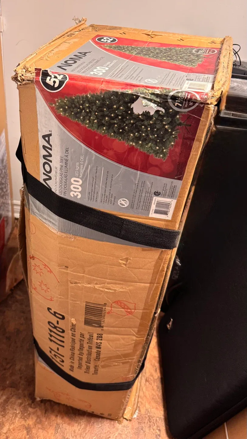 NOMA 7.5ft artificial Christmas Tree image indicator(2)