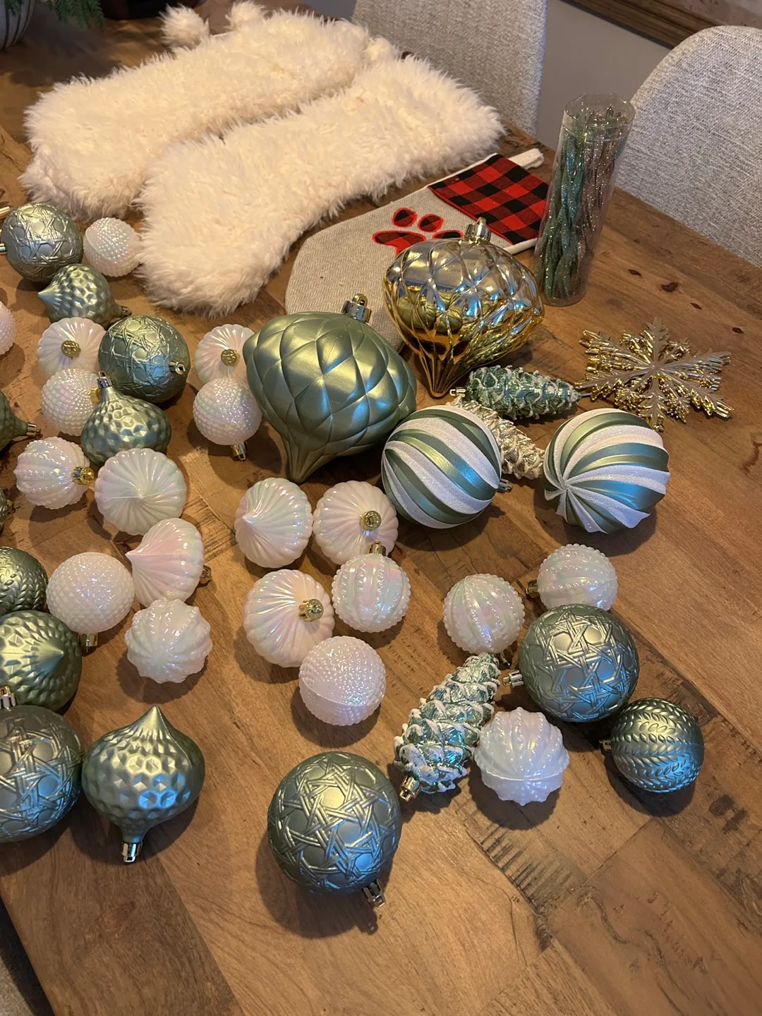Sage green/ gold/ white Christmas decor image indicator(4)