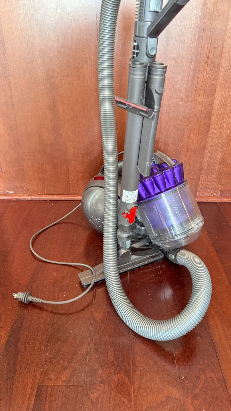 Dyson DC37 Vacuum Cleaner