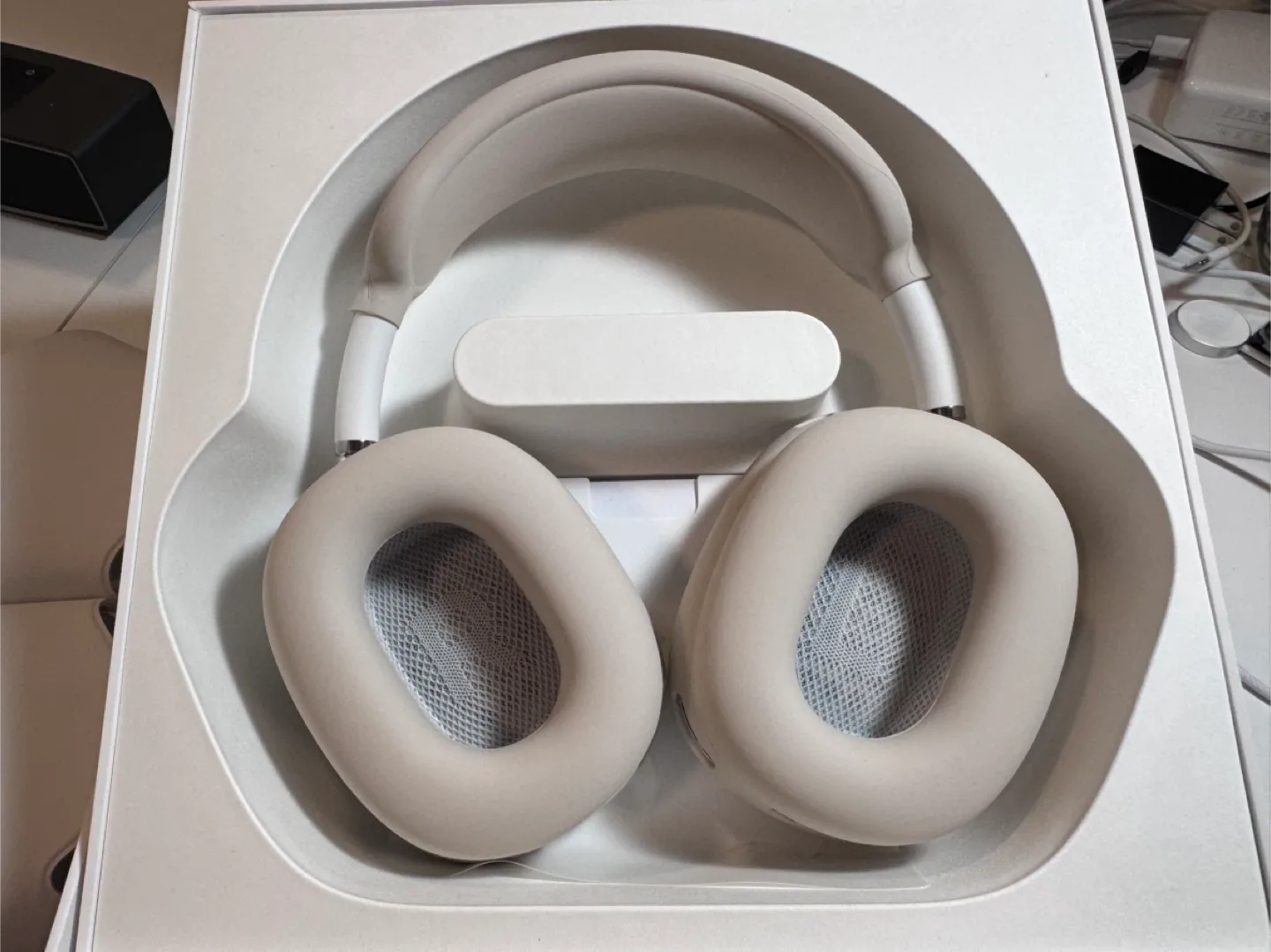 Apple Airpods Max - White image indicator(5)