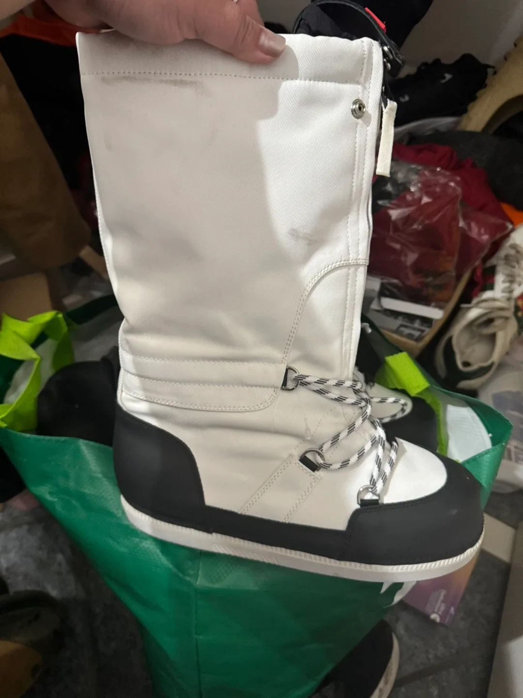 Brand new women Hunter Snow Boots - White & Black Size 9 image indicator(2)