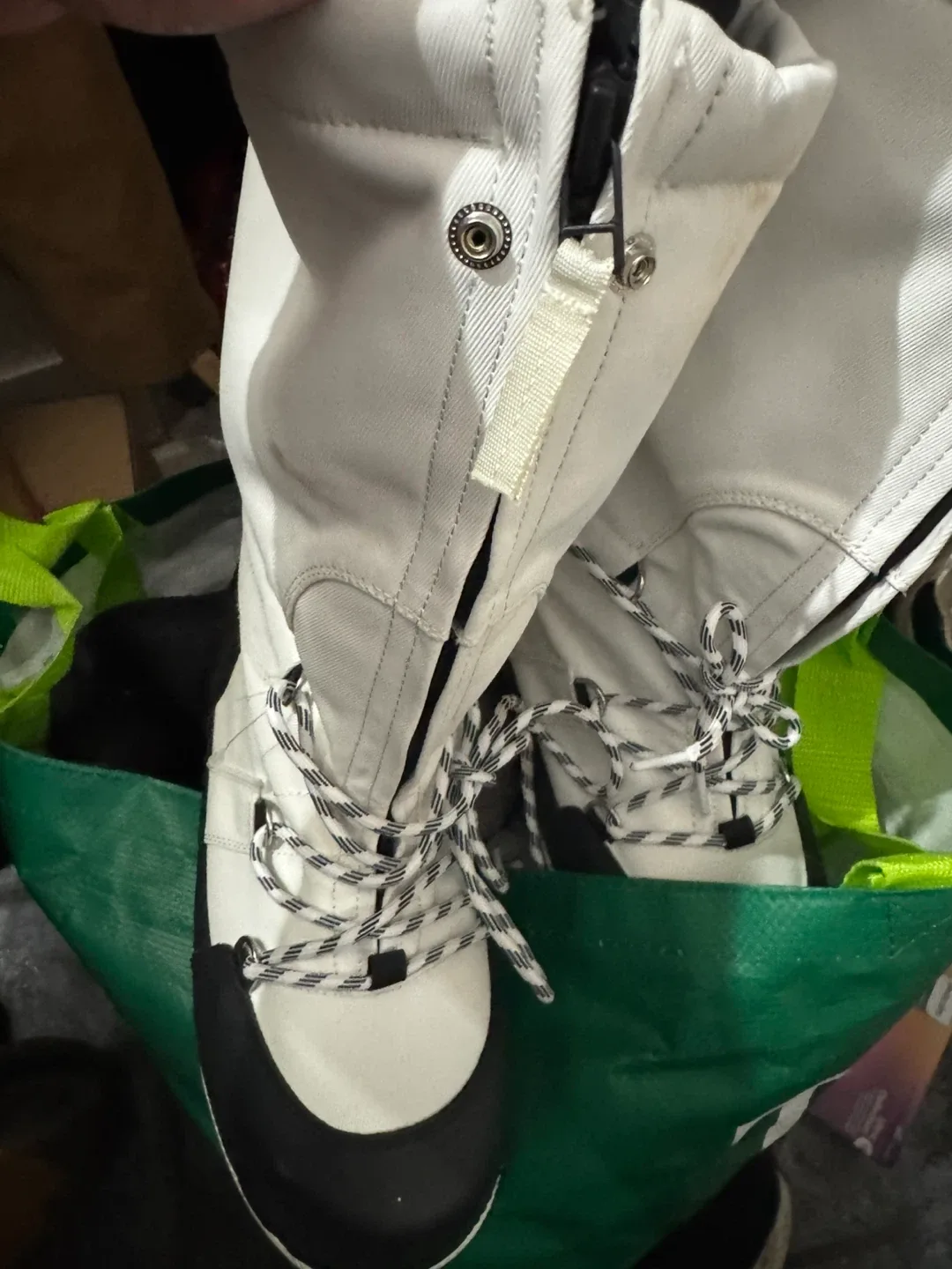 Brand new women Hunter Snow Boots - White & Black Size 9 image indicator(4)