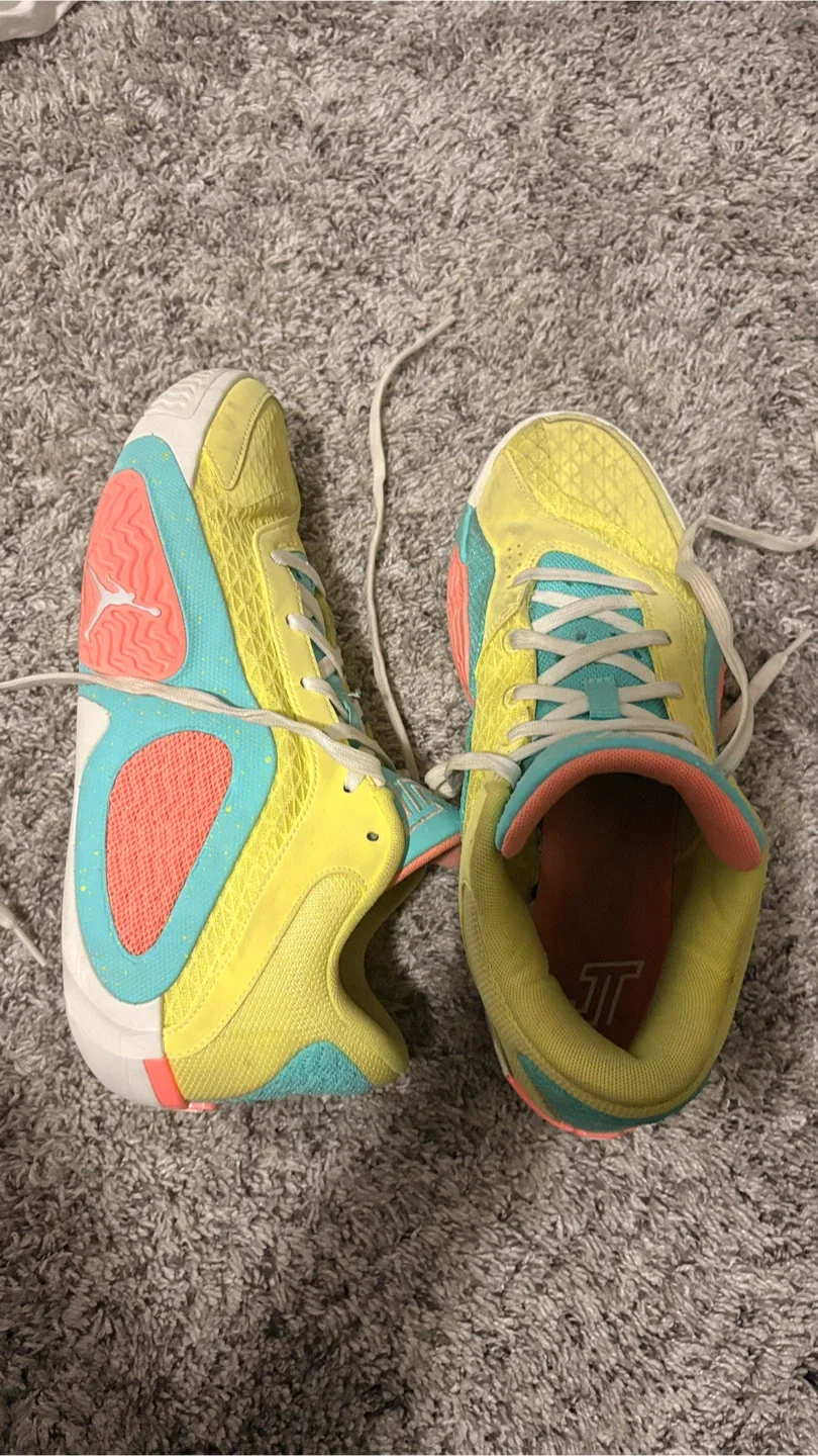 tatum 2 basketball shoes- Size 8.5