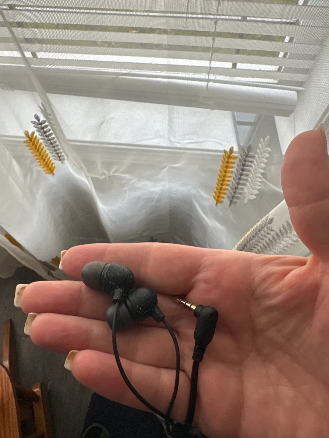 LG Nexus Phone & Earbuds image indicator(3)