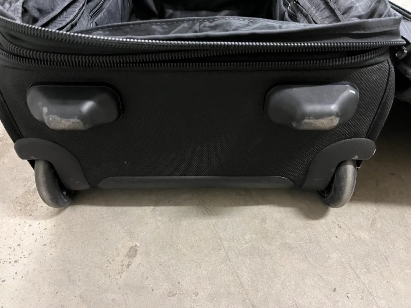 Tumi Black Carry-On Suitcase image indicator(7)