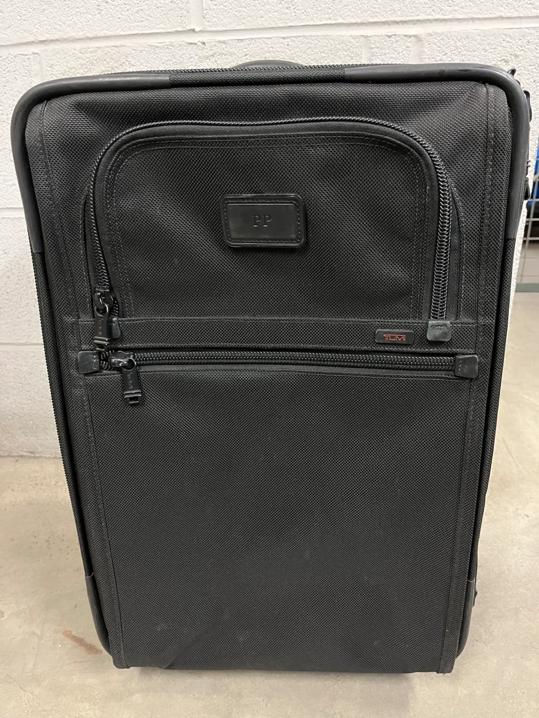 Tumi Black Carry-On Suitcase image indicator(4)