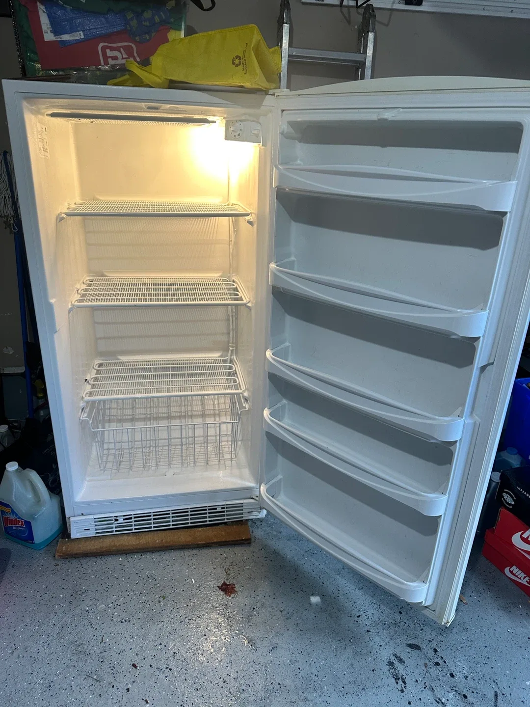 Amana White Upright Freezer image indicator(2)