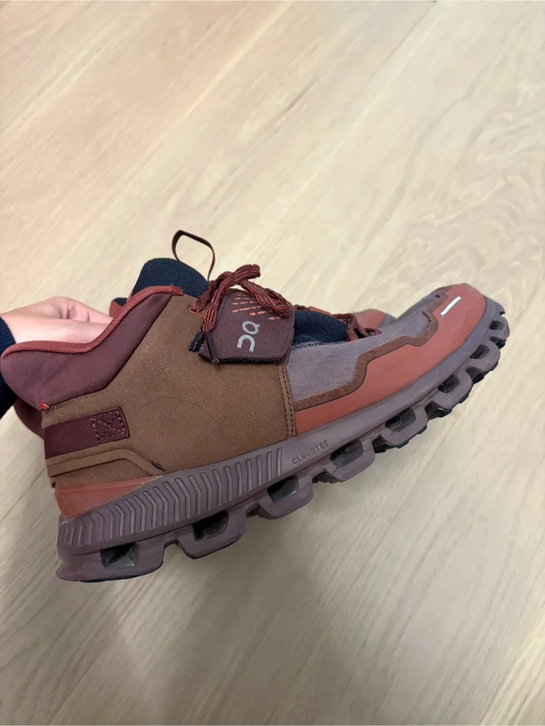 ON men’s shoes Hi Edge Defy image indicator(2)