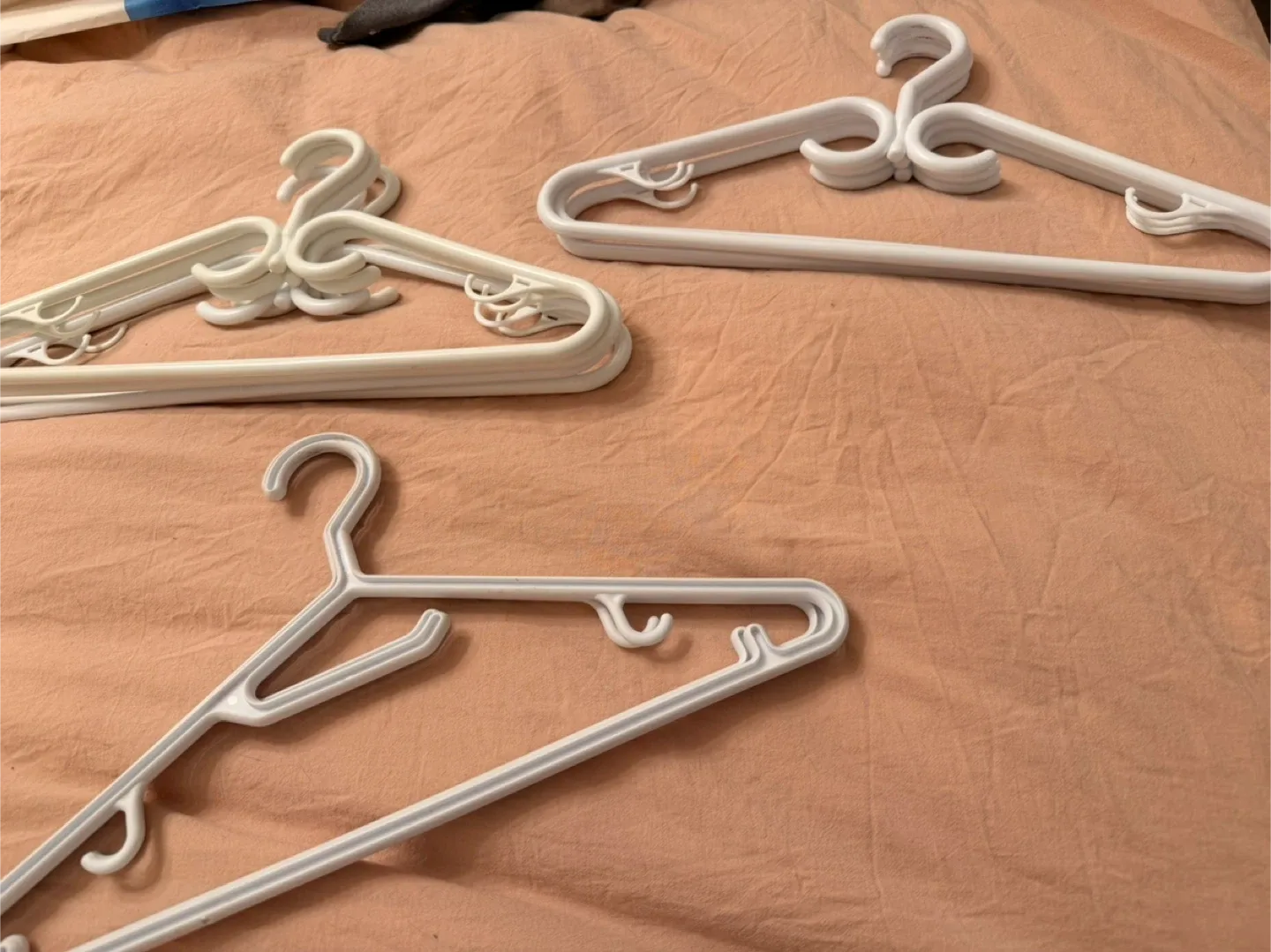 White Clothes Hangers image indicator(2)
