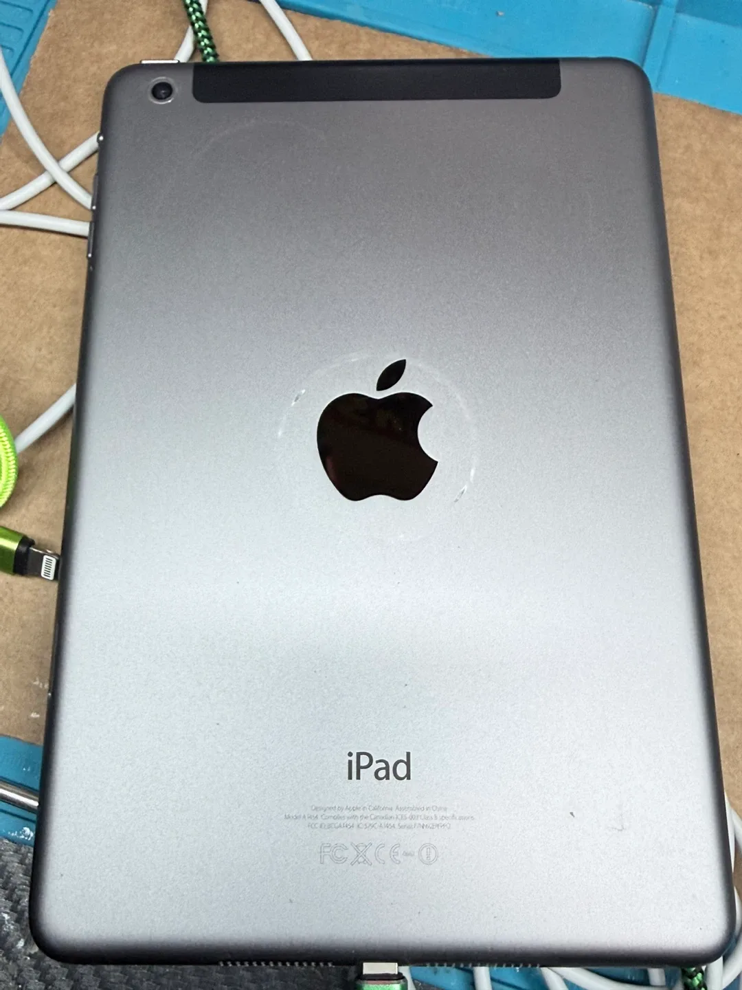 Apple iPad 12.6 GB - Model MF442C/A