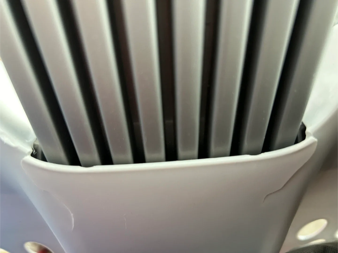 Read***White Plastic Laundry Basket image indicator(3)