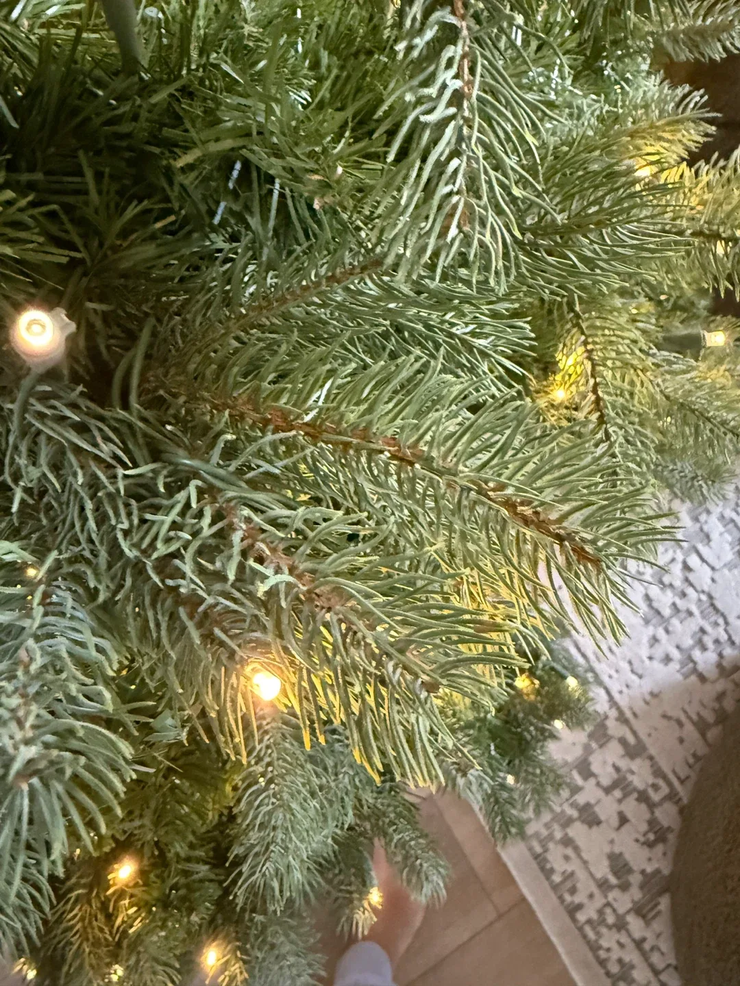 Pre-lit Artificial Christmas Tree image indicator(3)