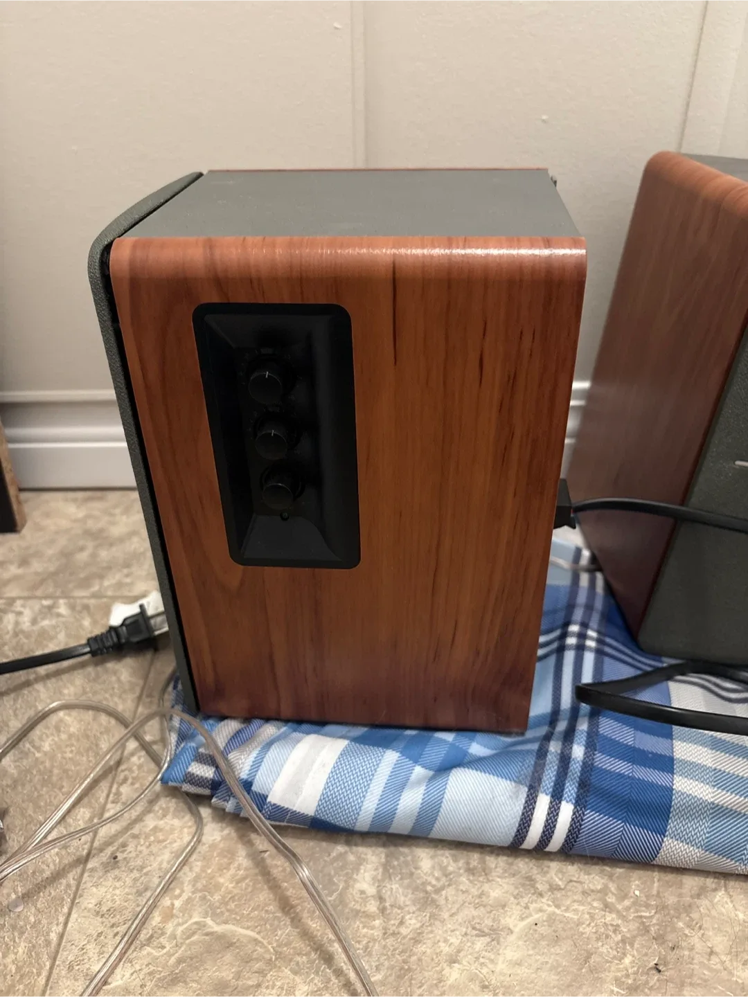 Edifier R1280T Multimedia Speakers image indicator(2)