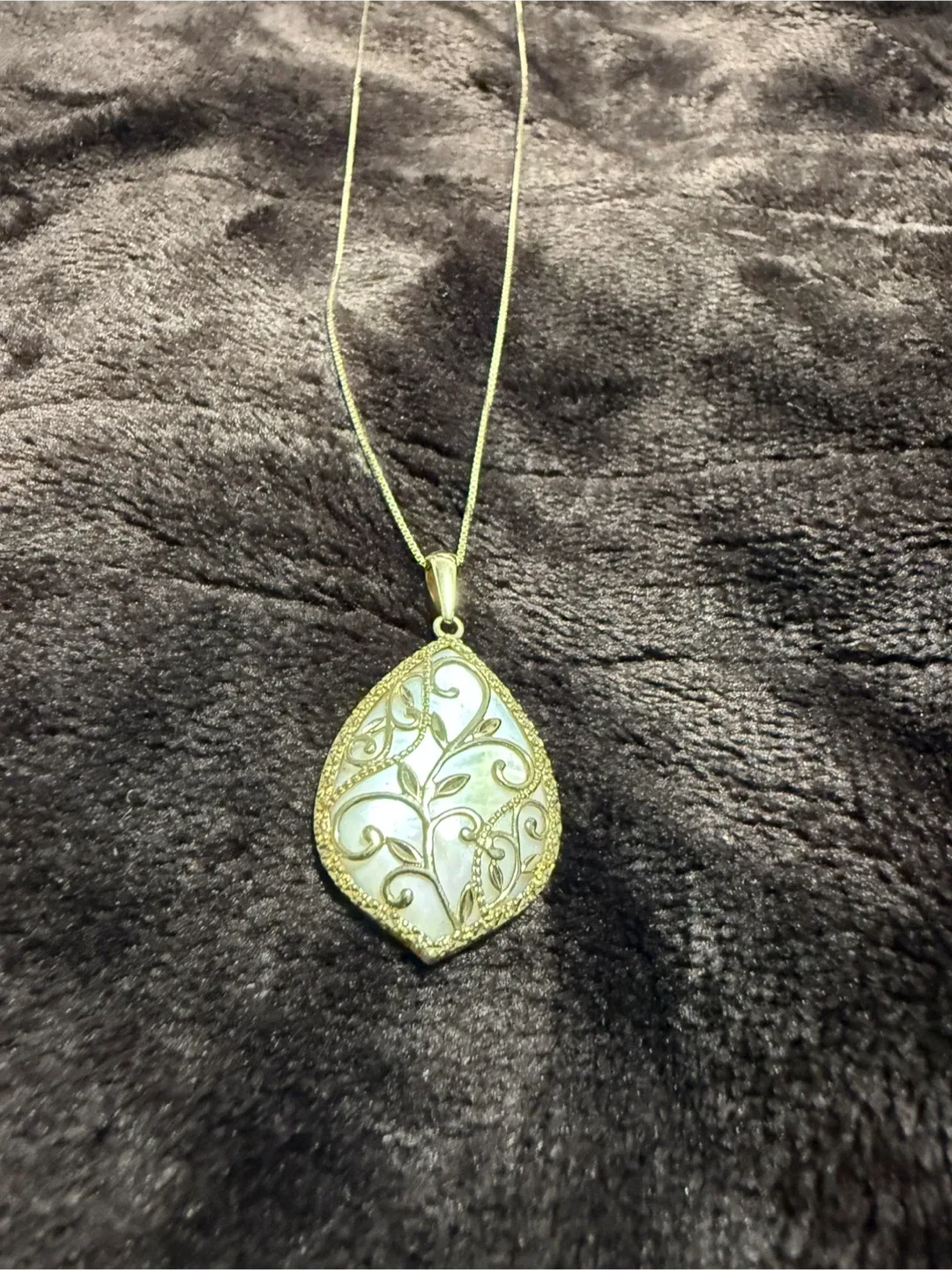 Gold Tone Necklace with Mother of Pearl Pendant image indicator(3)