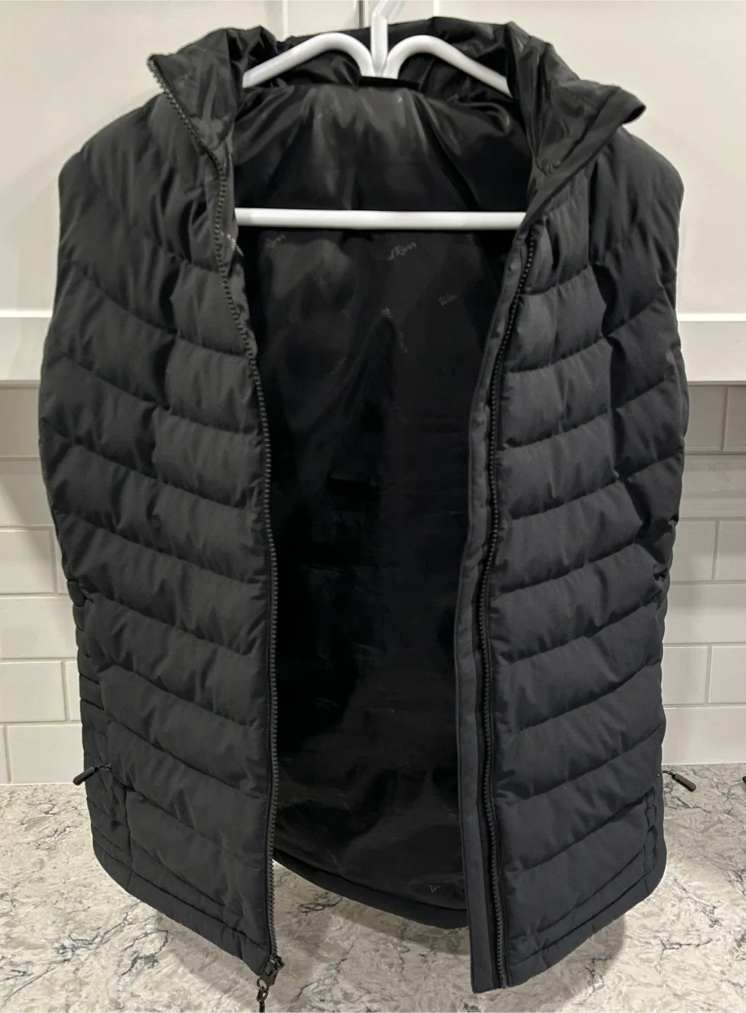 Wind River Black Puffer Vest - Size Large image indicator(3)