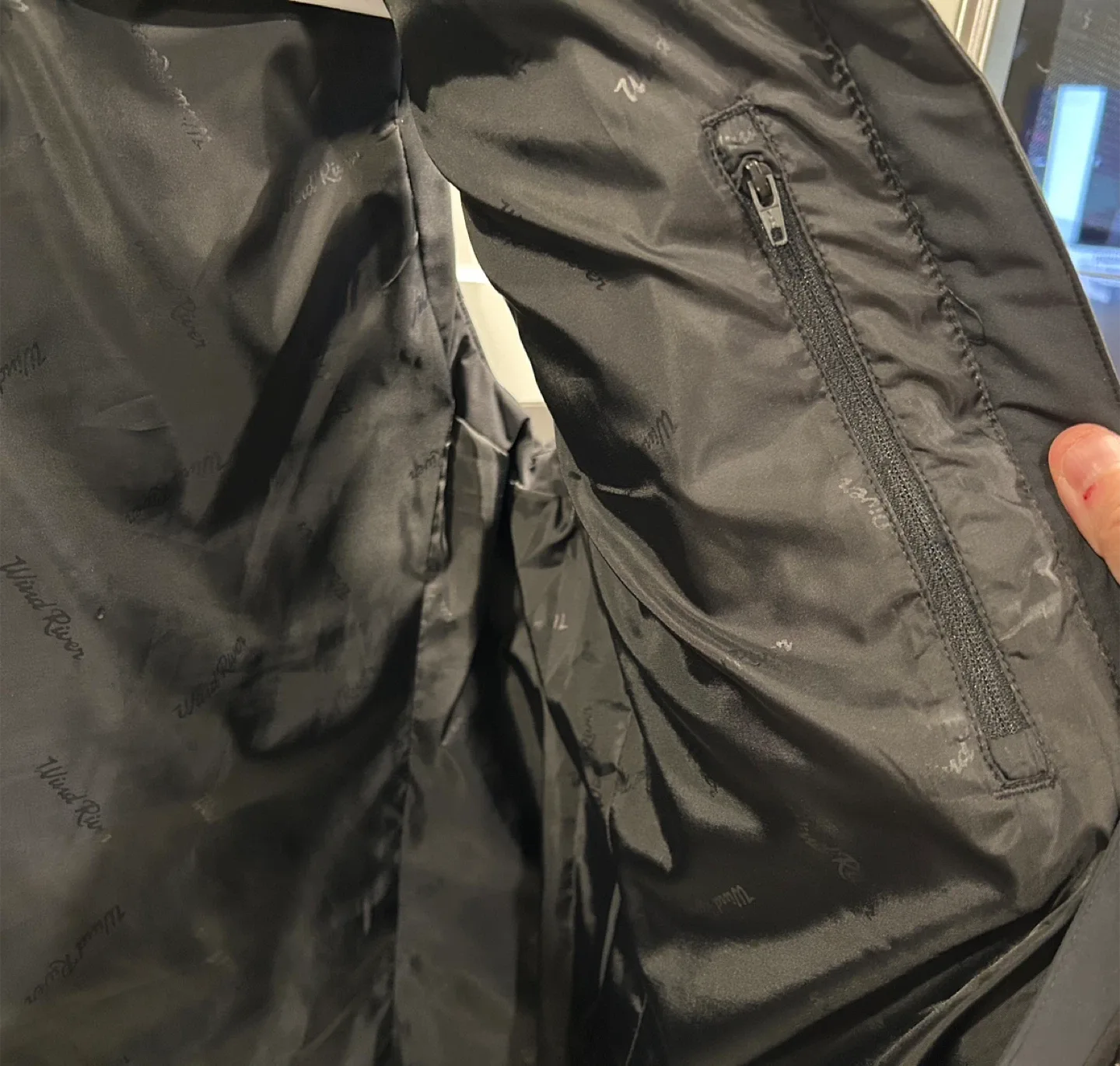 Wind River Black Puffer Vest - Size Large image indicator(4)