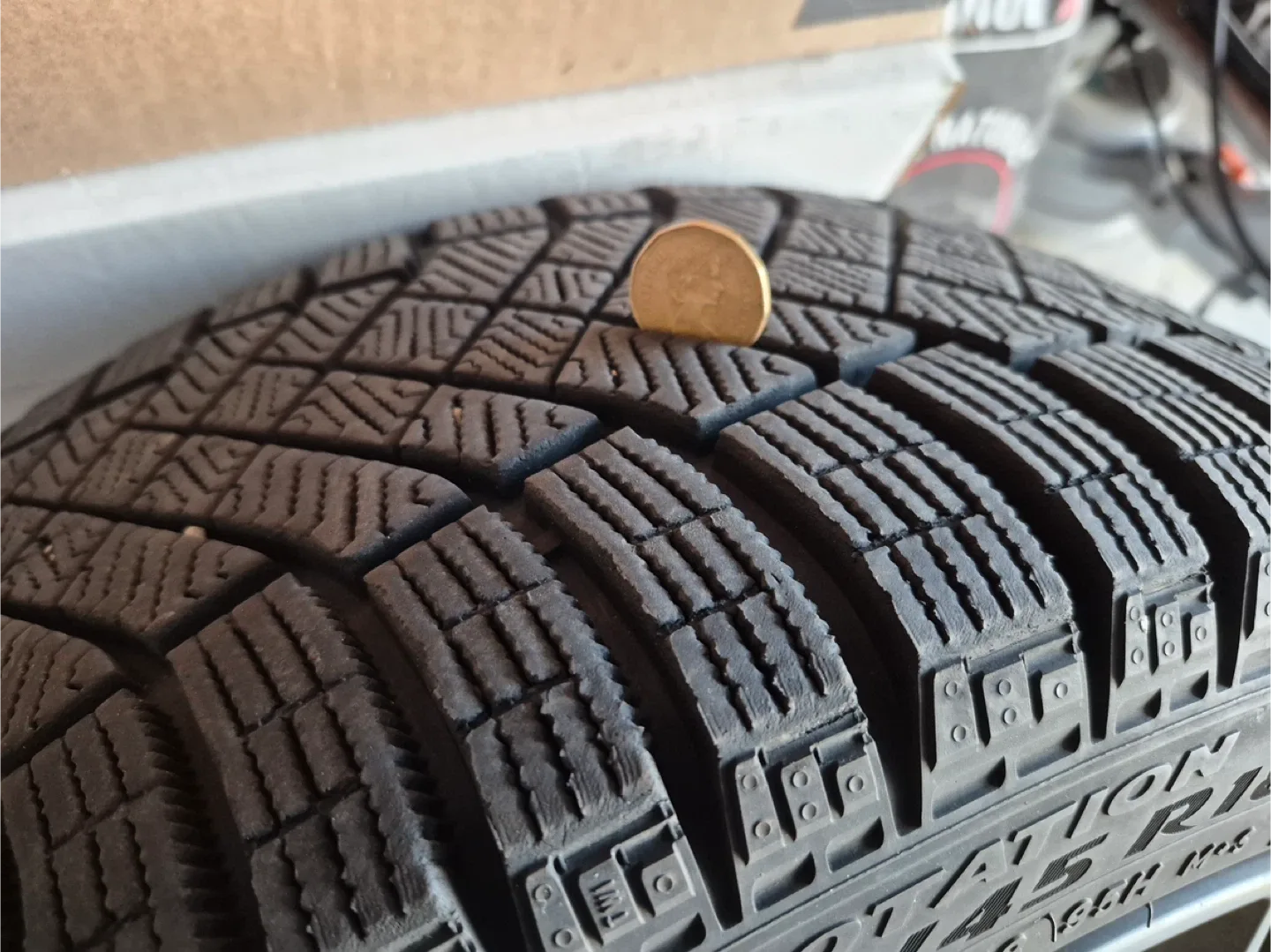 Pirelli Ice Zero Studless Winter Tires 225/45R18(4 tires) image indicator(2)