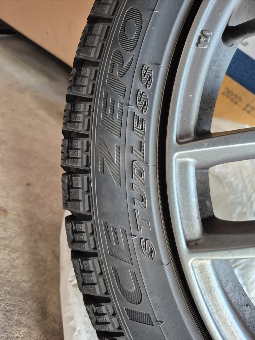 Pirelli Ice Zero Studless Winter Tires 225/45R18(4 tires) image indicator(5)