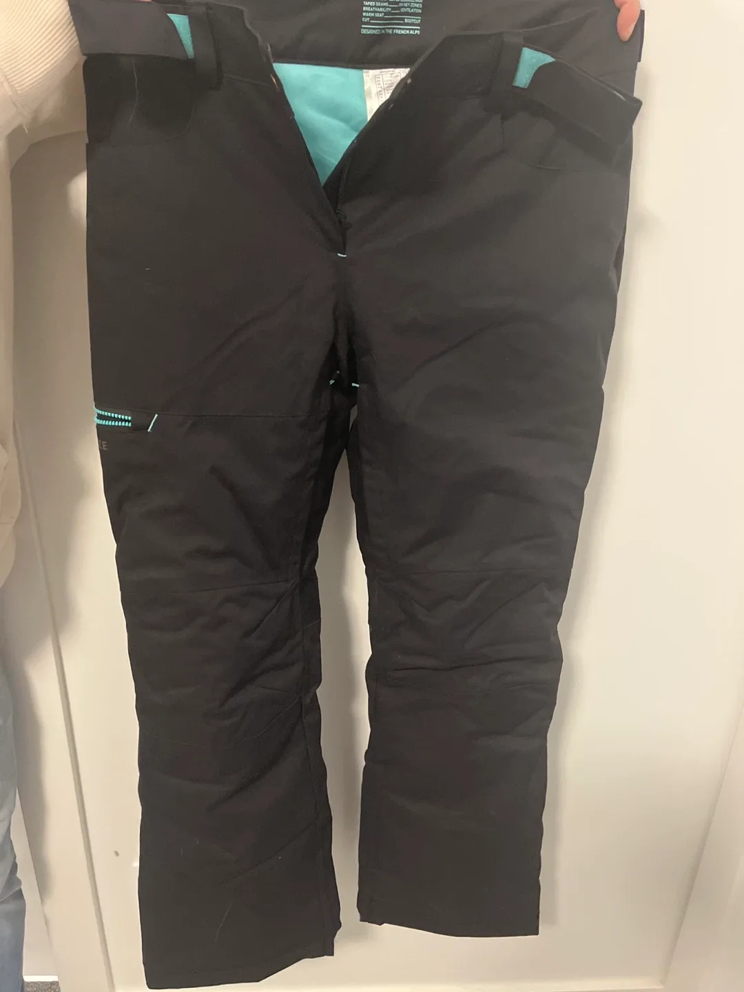 Women’s snow pants. image indicator(3)