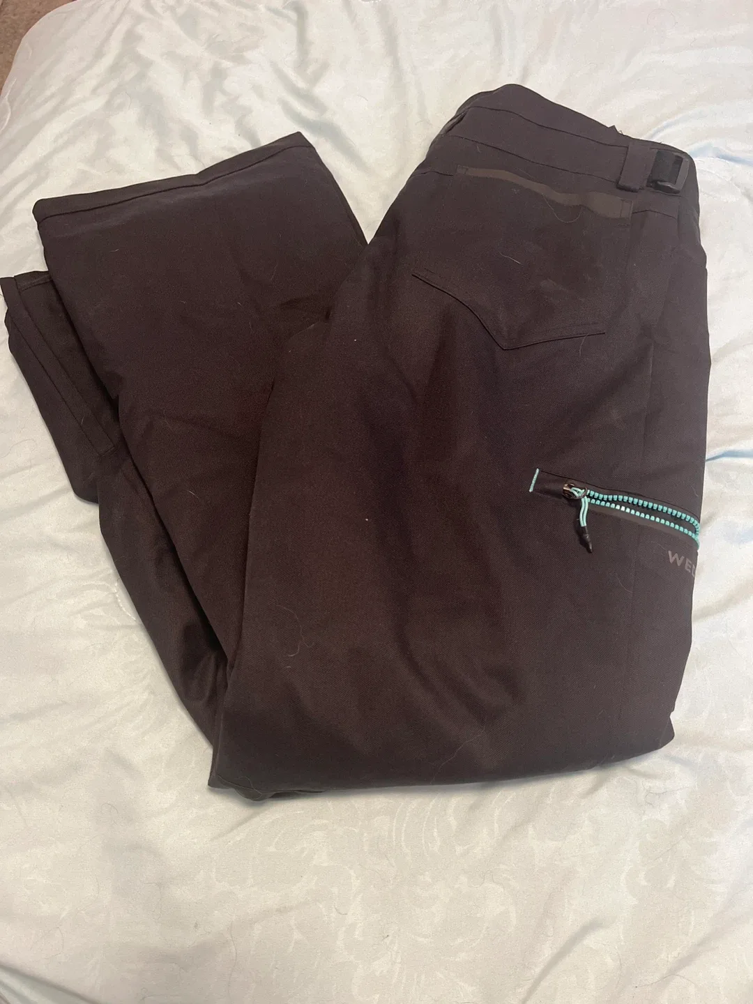 Women’s snow pants.