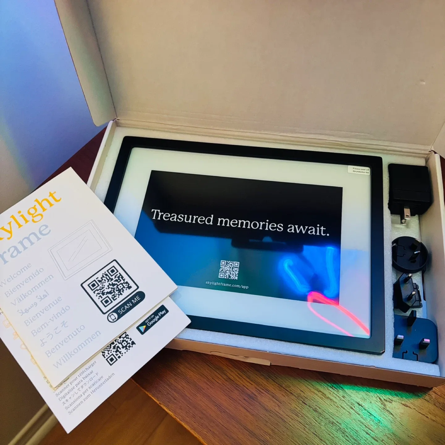 *New* $375+ Skylight Digital Picture Frame - 10" Full HD image indicator(2)