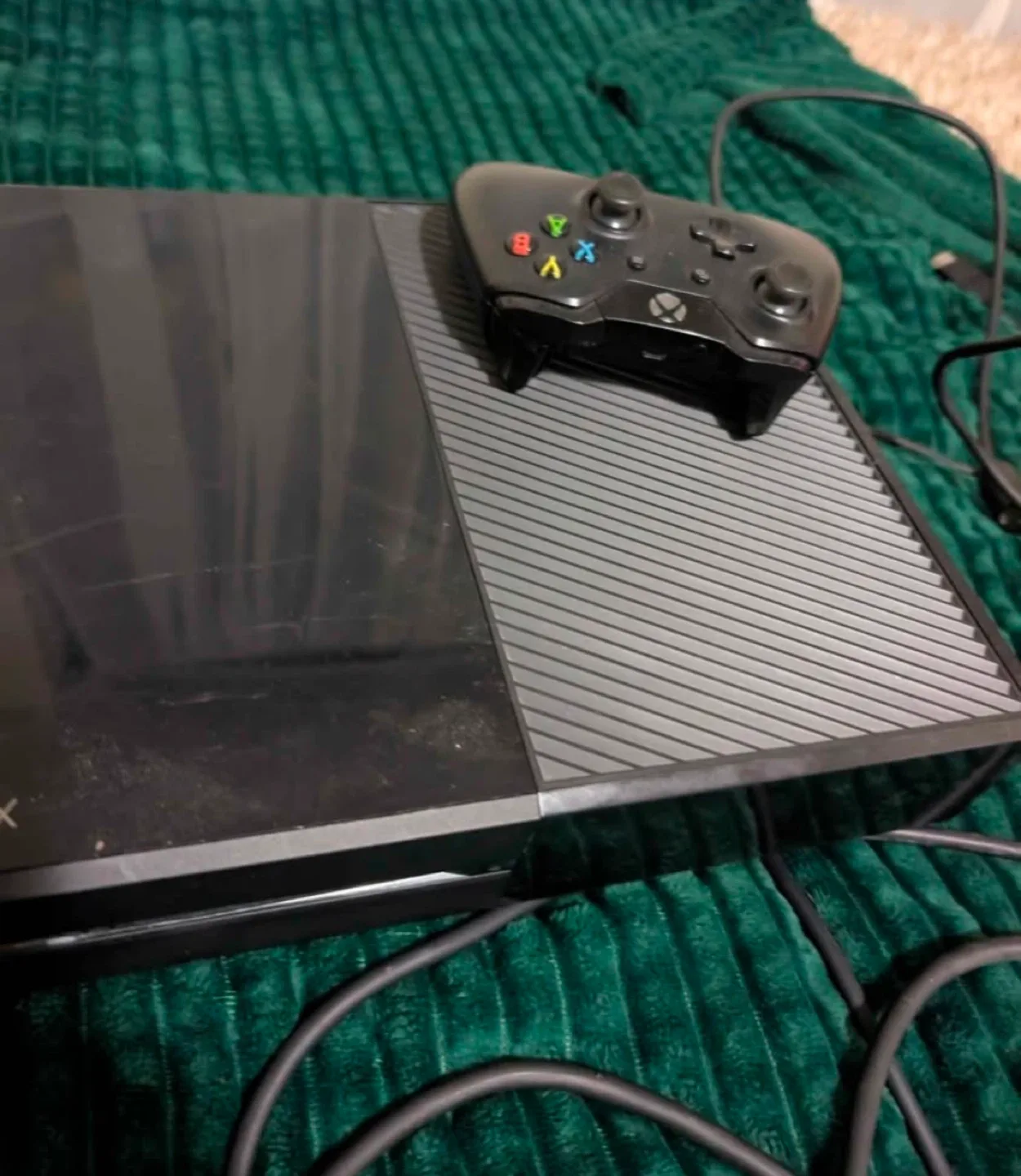 Xbox One Console with Controller image indicator(2)