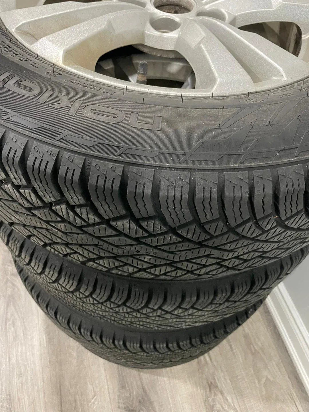 Nokian Hakkapeliitta R3 SUV Winter Tires - 225/65R17 image indicator(4)