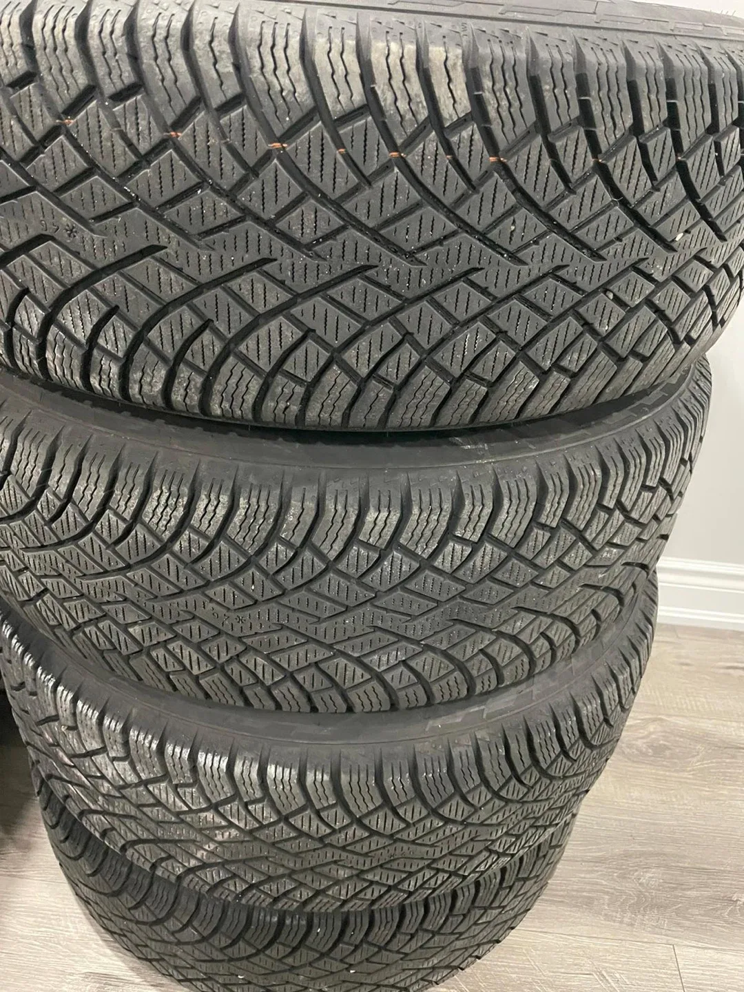 Nokian Hakkapeliitta R3 SUV Winter Tires - 225/65R17 image indicator(2)