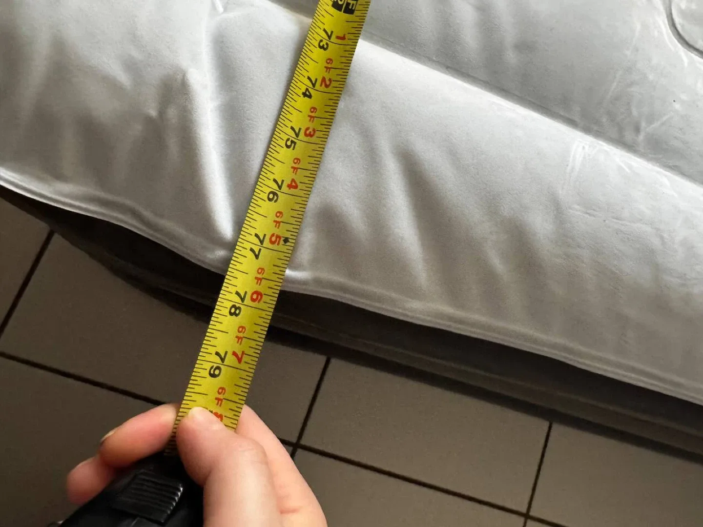 SENNOUL Queen Air Mattress w/ Built-In Pump – Open Box – $60 image indicator(6)