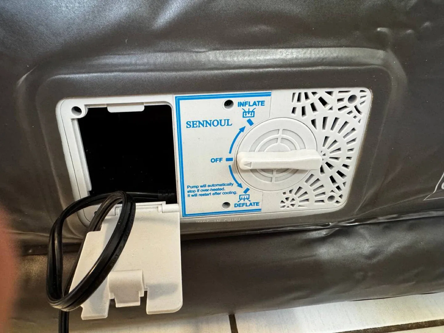 SENNOUL Queen Air Mattress w/ Built-In Pump – Open Box – $60 image indicator(9)