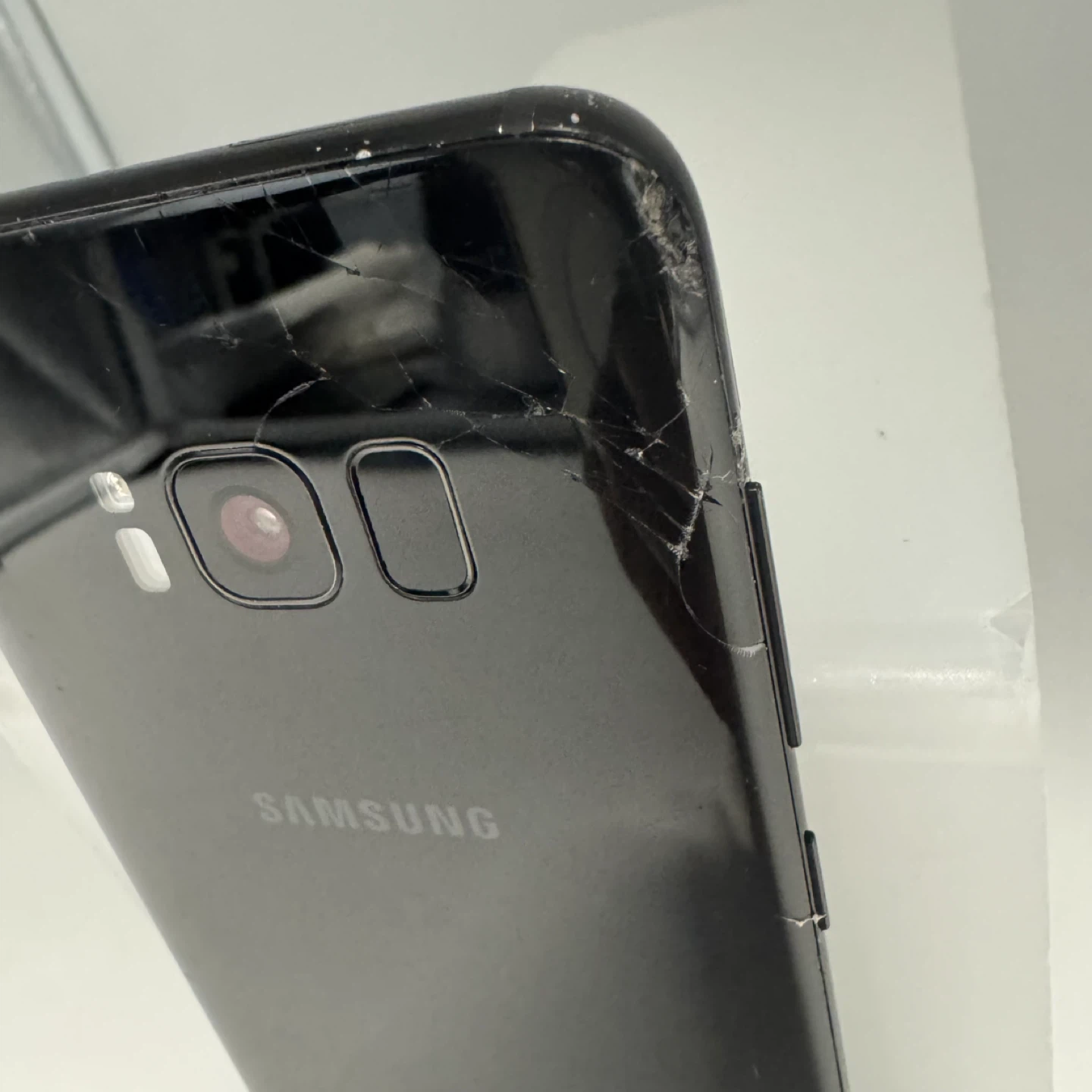 Samsung Galaxy S8 – 64GB Unlocked , Small Cracks - photo 3