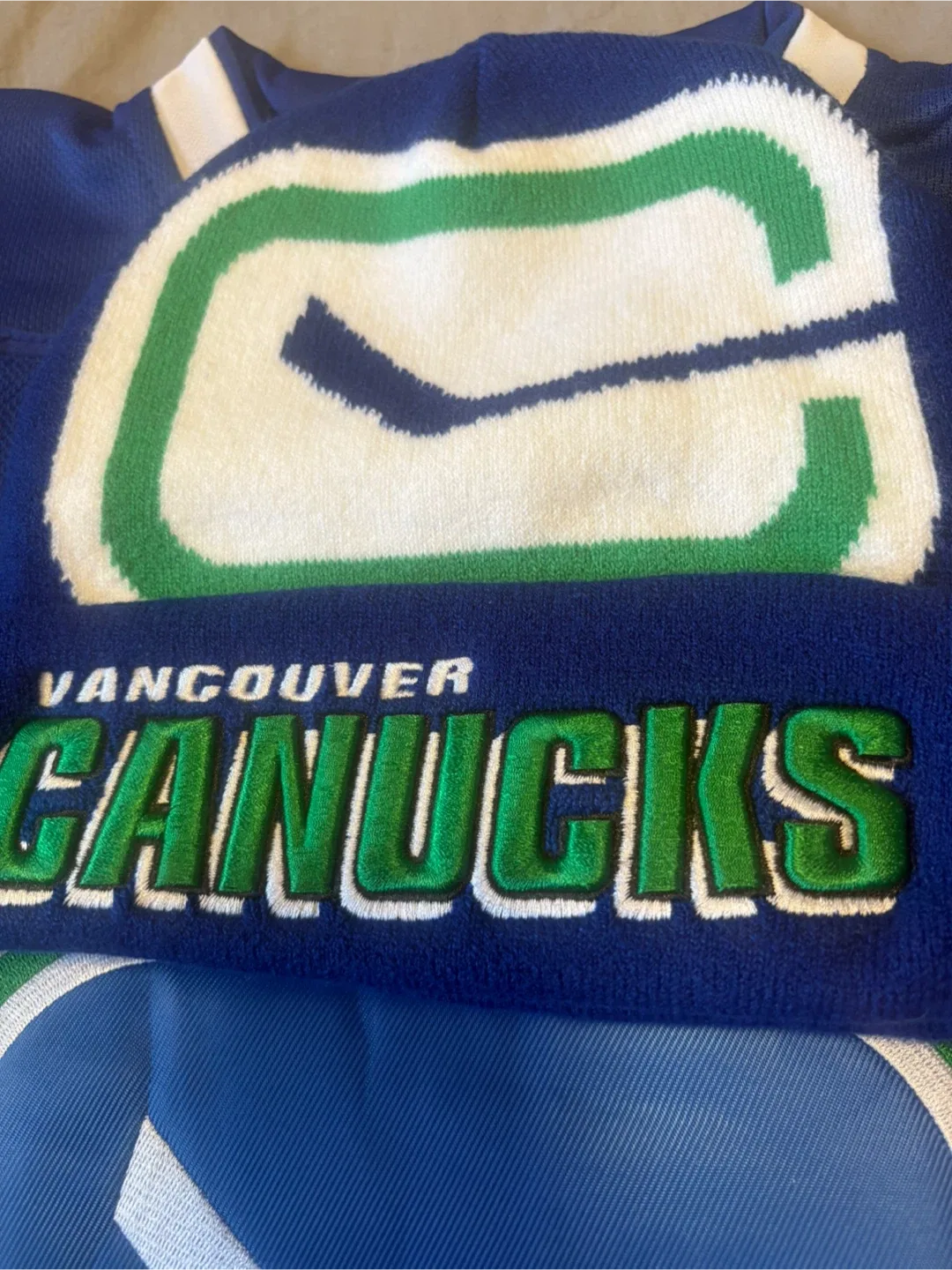 Vancouver Canucks Jersey & Mitchell & Ness Toque