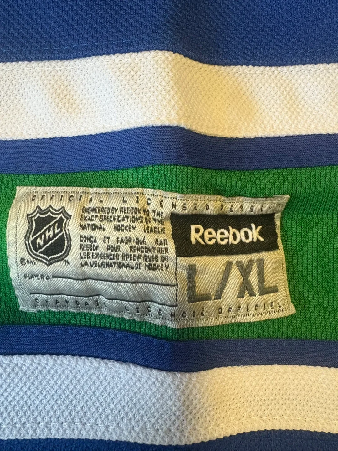 Vancouver Canucks Jersey & Mitchell & Ness Toque image indicator(7)