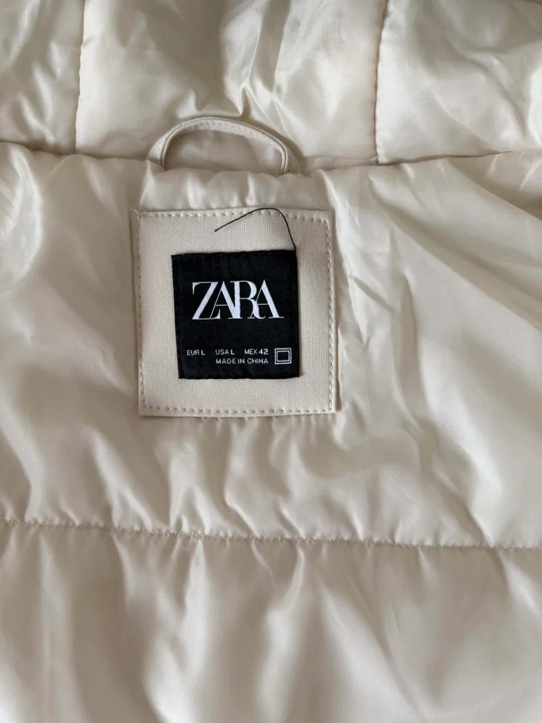 Zara Cream Puffer Jacket - Size L image indicator(4)