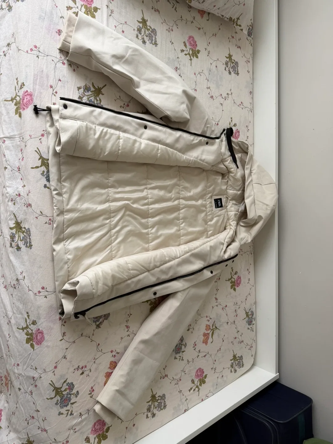 Zara Cream Puffer Jacket - Size L image indicator(2)