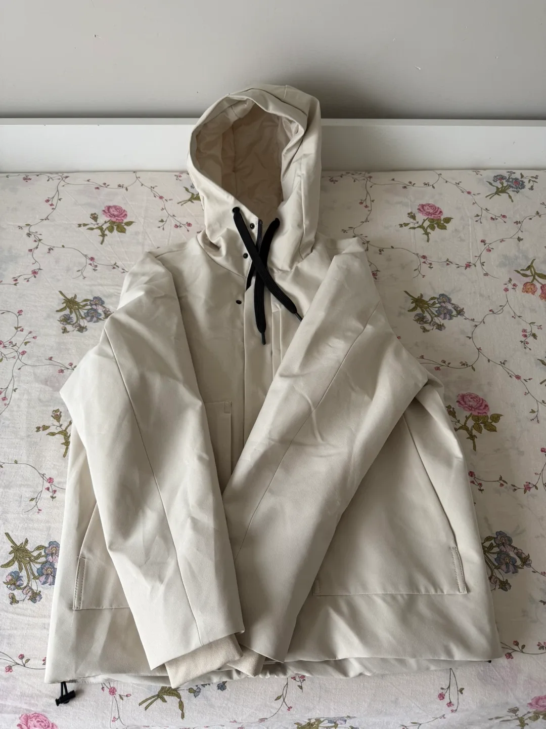 Zara Cream Puffer Jacket - Size L image indicator(3)