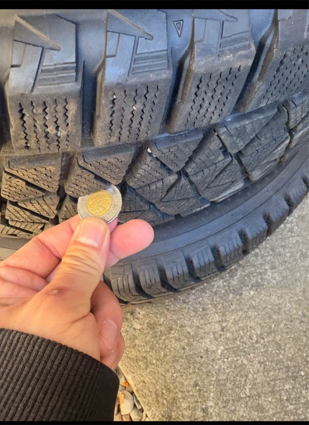 Bridgestone Blizzak DM-V2 Winter Tire 255/60R18 image indicator(9)