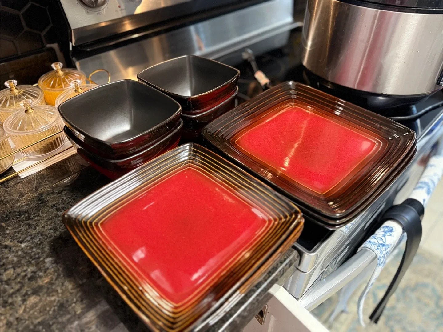 CANVAS Taza Dinnerware Set, Serves 4, Red, 16-pc image indicator(2)